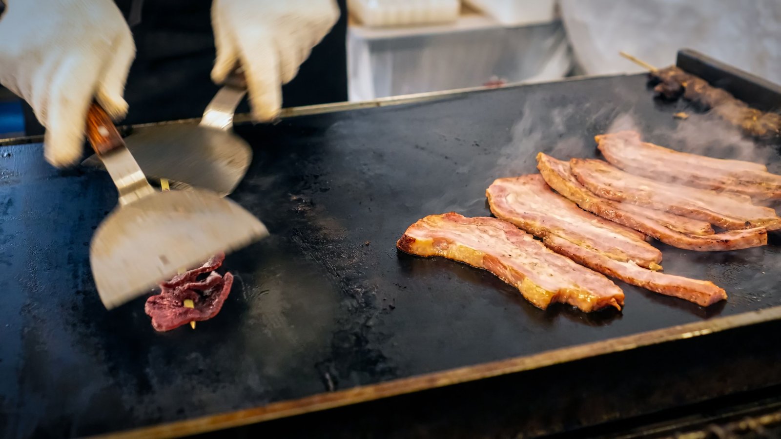 hibachi chef at home Florida preparing fresh Japanese food for vacation rental guests